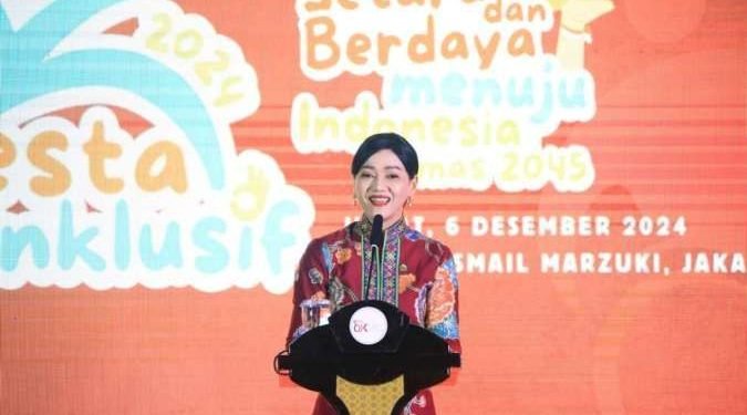 Menurut Friderica, contoh mendidik adalah iklan dengan pesan 'Pinjam sesuai kemampuan untuk usaha mandiri’. Iklan ini akan mendorong perilaku keuangan sehat dan penggunaan pinjaman secara produktif.