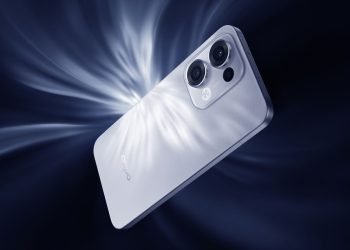 Kedua ponsel tersebut mendukung pengisian cepat SuperVOOC 80 watt, namun demikian khusus untuk Reno 13 Pro 5G, dicatat mendukung pengisian nirkabel dengan daya 50 watt. Selain perbedaan tersebut, spesifikasi Oppo Reno 13 5G dan Reno 13 Pro 5G dapat dikatakan sama. Misalnya saja kamera selfie yang dipakai kedua ponsel tersebut sama, yaitu dengan resolusi 50 MP