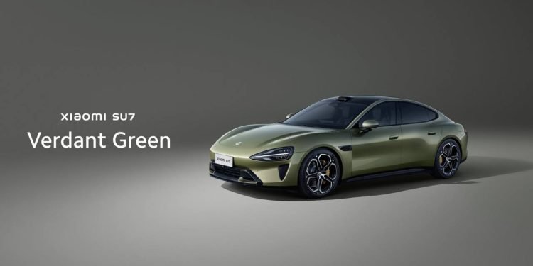 Xiaomi SU7 dicatat memiliki kisaran harga 215.900 – 299.900 yuan (21.600 – 41.150 dolar AS). Mobil ini tersedia dalam 10 warna bodi, termasuk warna merah muda yang baru saja ditambahkan bernama Magenta