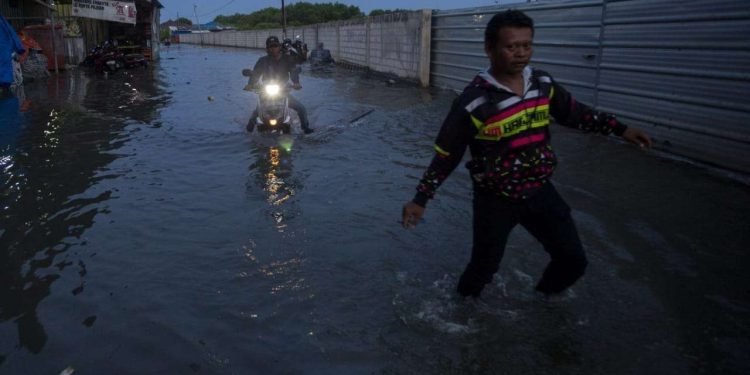 Waspada Banjir Rob di Pesisir Jatim 11-15 Januari