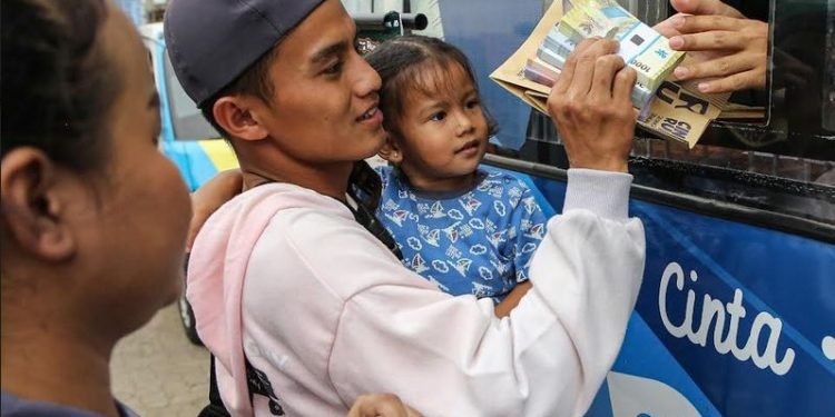 Untuk menghindari antrean dan kepadatan nasabah, Doni menuturkan bahwa program penukaran uang tahun ini akan memanfaatkan platform online pintar.bi.go.id. Mereka yang mau menukar uang, diwajibkan masuk ke aplikasi pintar BI yaitu pintar.bi.go.id terlebih dahulu. Memalui hal tersebut, semuanya bisa menjadi rapi dan informasi secara lebih jelas, ada di sana