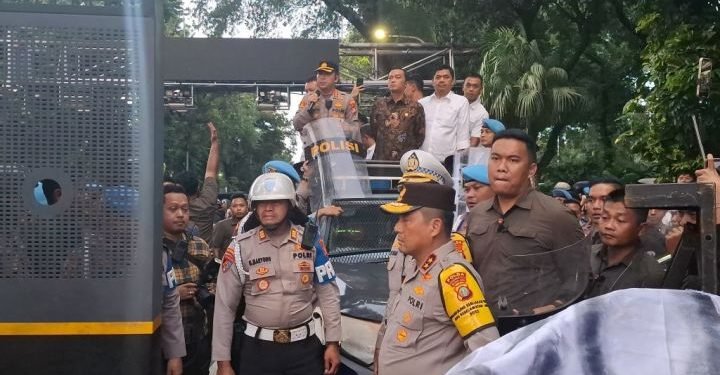 Diutus Prabowo, Mensesneg Prasetyo Hadi Temui Mahasiswa Pendemo di Patung Kuda