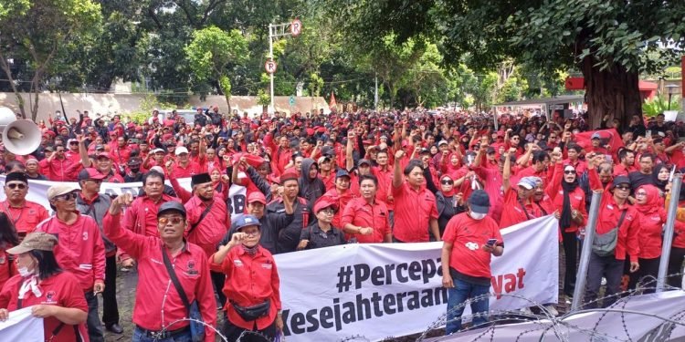 Hasto Kristiyanto Diperiksa KPK, Massa PDIP Nyanyikan Mars dan Himne di Depan Gedung Merah Putih