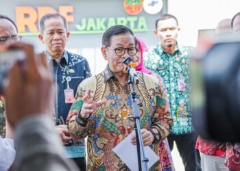 pramono-anung-hibah-14-mobil-damkar-ke-daerah