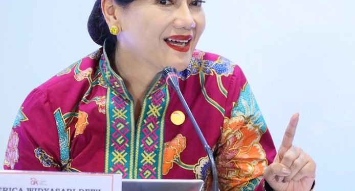 “Di luar negeri, regulator bisa melihat apakah orang ini (finfluencer) sebenarnya punya posisi apa. Misalnya dia (finfluencer) mengatakan, ‘Oh, saya dari investasi ini saya untung, saya bisa membeli mobil dan rumah mewah’. Semua pernyataan tersebut akan dicek, apakah itu benar atau tidak mobil atas nama dia, vilanya atas nama dia,” pungkas Friderica.