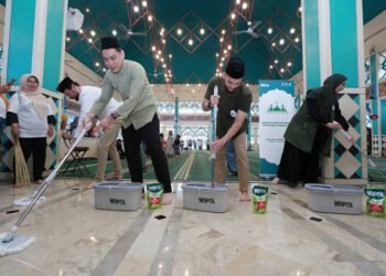 “Digelar sejak 2017, setiap tahunnya program ‘Gerakan Masjid Bersih’ selalu mengangkat fokus yang berbeda. Tahun ini secara khusus kami ingin merangkul masyarakat dan komunitas ibu-ibu dalam mendukung tugas para marbot di bulan Ramadan. Di tengah padatnya aktivitas beribadah dan bersilaturrahmi, masjid dan segenap fasilitasnya menjadi lebih rawan kotor, sementara marbot memiliki keterbatasan kemampuan dan sarana untuk terus menjaga kebersihannya selama sebulan penuh”, kata Nurdiana.