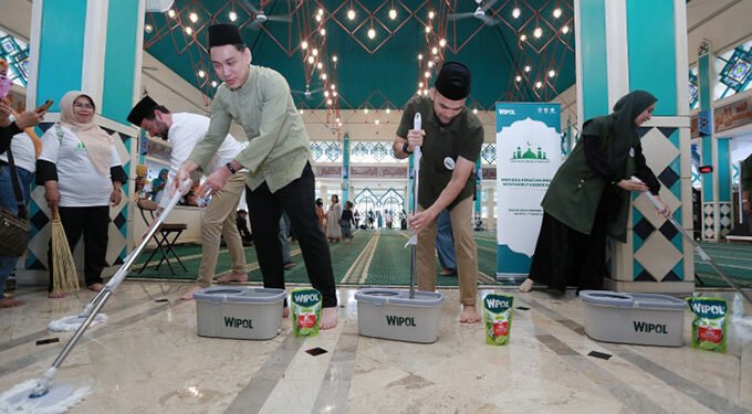 “Digelar sejak 2017, setiap tahunnya program ‘Gerakan Masjid Bersih’ selalu mengangkat fokus yang berbeda. Tahun ini secara khusus kami ingin merangkul masyarakat dan komunitas ibu-ibu dalam mendukung tugas para marbot di bulan Ramadan. Di tengah padatnya aktivitas beribadah dan bersilaturrahmi, masjid dan segenap fasilitasnya menjadi lebih rawan kotor, sementara marbot memiliki keterbatasan kemampuan dan sarana untuk terus menjaga kebersihannya selama sebulan penuh”, kata Nurdiana.