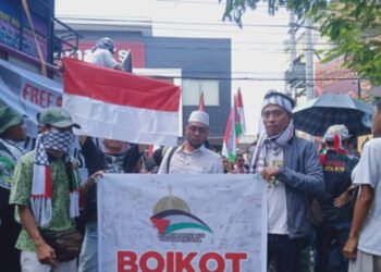 Adapun ke-25 merek asing yang harus diboikot tersebut, terbagi dalam lima kategori: (1) minuman (Danone Aqua, Coca-Cola, Milo, Pepsi, Nescafé); (2) kudapan (Oreo, Cadbury, Toblerone, KitKat, Good Time); (3) bumbu masak (Heinz ABC, Knorr, Royco, Maggi, Kraft); (4) produk rumah tangga (Rinso, Molto, Sunlight, SuperPell, Vixal); (5) produk perawatan pribadi (Pepsodent, Axe, Pantene, Oral-B, L’Oréal)