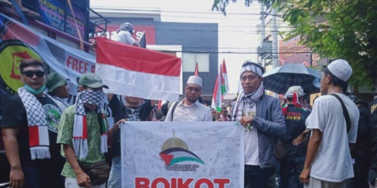 Adapun ke-25 merek asing yang harus diboikot tersebut, terbagi dalam lima kategori: (1) minuman (Danone Aqua, Coca-Cola, Milo, Pepsi, Nescafé); (2) kudapan (Oreo, Cadbury, Toblerone, KitKat, Good Time); (3) bumbu masak (Heinz ABC, Knorr, Royco, Maggi, Kraft); (4) produk rumah tangga (Rinso, Molto, Sunlight, SuperPell, Vixal); (5) produk perawatan pribadi (Pepsodent, Axe, Pantene, Oral-B, L’Oréal)