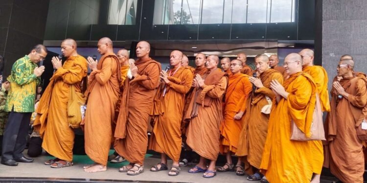 Ritual Thudong Jelang Waisak: Perjalanan Spiritual Para Bhante Menuju Borobudur