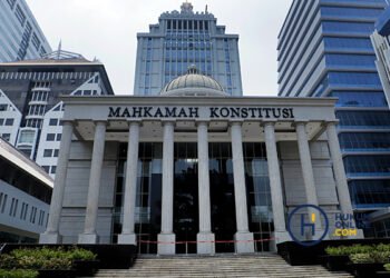 Di bagian petitum, Hartono mempersoalkan Pasal 40 ayat (1), tetapi ketentuan batas usia pensiun guru diatur pada Pasal 30 ayat (4). Karena itu, Mahkamah memberikan waktu selama 14 hari kepada Hartono untuk menyempurnakan permohonannya sebagaimana hukum acara. Adapun sidang pendahuluan telah digelar di Gedung MK, Jakarta Pusat, Selasa (24/6/2025), sehingga perbaikan permohonan diterima MK paling lambat Senin (7/7/2025)