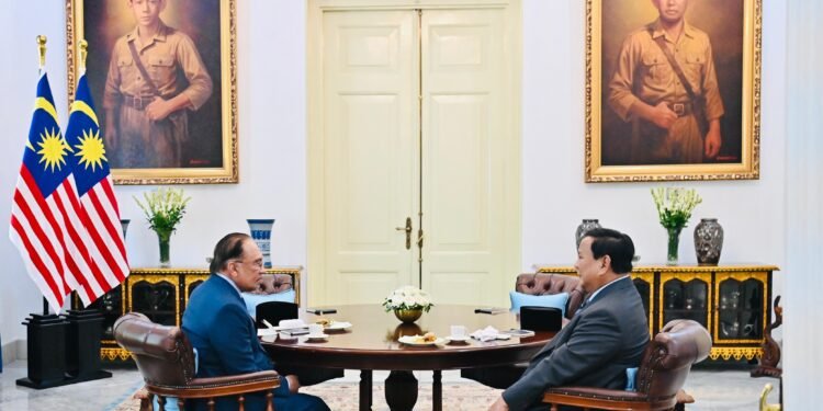 Presiden Prabowo menyampaikan rasa bahagianya dapat menerima langsung kunjungan sahabat lamanya tersebut. Prabowo menekankan bahwa kehadiran PM Anwar tidak hanya bermakna secara pribadi, namun juga mencerminkan hubungan istimewa antara rakyat Indonesia dan Malaysia.