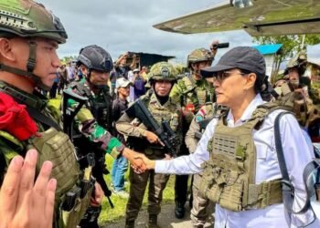 Sri Mulyani Dikawal 9 Polwan Saat Kunjungan ke Nduga, Papua