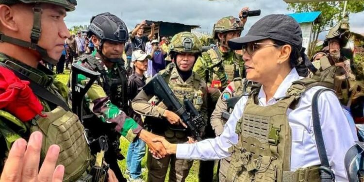 Sri Mulyani Dikawal 9 Polwan Saat Kunjungan ke Nduga, Papua