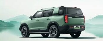 Menurut Dhani, BJ30 Hybrid hadir dalam dua varian, masing-masing dengan harga promo khusus selama masa pre-launch BJ30 Hybrid AWD dari Rp605 juta menjadi Rp575 juta dan BJ30 Hybrid FWD dari Rp529 juta menjadi Rp499 juta. BJ30 Hybrid secara umum mempunyai spesifikasi sebagai berikut. Memiliki teknologi Magic Core