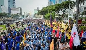 Susatyo juga mengimbau kepada para orator agar tidak memprovokasi massa untuk melakukan tindakan anarkis. Selain itu, juga meminta agar dalam penyampaian pendapat dapat dilakukan dengan santun, tidak merusak fasilitas umum, tidak membakar ban bekas, tidak melawan petugas keamanan dan taat pada aturan yang berlaku.