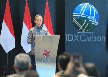 Menurut Mahendra, buku ini disusun untuk memberikan pemahaman komprehensif dan aplikatif mengenai prinsip dasar, regulasi, dan mekanisme perdagangan karbon, termasuk potensi, tantangan, dan peran strategis Sektor Jasa Keuangan dalam membangun ekosistem pasar karbon nasional maupun global yang kredibel dan berintegritas. Selain itu, buku ini juga mengidentifikasi potensi risiko dalam perdagangan karbon termasuk potensi fraud, misstatement, dan greenwashing.