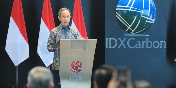 Menurut Mahendra, buku ini disusun untuk memberikan pemahaman komprehensif dan aplikatif mengenai prinsip dasar, regulasi, dan mekanisme perdagangan karbon, termasuk potensi, tantangan, dan peran strategis Sektor Jasa Keuangan dalam membangun ekosistem pasar karbon nasional maupun global yang kredibel dan berintegritas. Selain itu, buku ini juga mengidentifikasi potensi risiko dalam perdagangan karbon termasuk potensi fraud, misstatement, dan greenwashing.