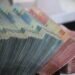 Dimulai Januari 2025, Bank Indonesia dicatat menyertakan indikator M0 Adjusted dalam laporan likuiditas moneter untuk memberikan gambaran yang lebih akurat mengenai perkembangan likuiditas, terutama setelah penerapan kebijakan insentif likuiditas kepada sektor perbankan.