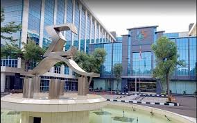 Pertama. Pertambangan dan penggalian. Jenis pekerjaan di sektor ini sangat beragam, mulai dari insinyur pertambangan, geolog, operator alat berat, hingga petugas K3 (Keselamatan dan Kesehatan Kerja). Gaji pekerja di sector ini sebesar Rp 5 juta. Untuk manajer atau supervisor mencapai Rp 8,9 juta, serta tenaga tata usaha sekitar Rp 8 juta.