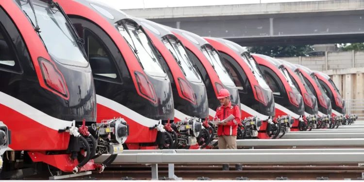 Menurut Nurul, sekalipun turun pada bulan Juni 2025, jumlah penumpang ketiga moda transportasi tersebut tercatat mengalami kenaikan secara tahunan pada Juni 2025. Secara tahunan ada kenaikan masing-masing yakni MRT 3,86 persen; LRT Jakarta 0,07 persen; dan Transjakarta 3,38 persen.