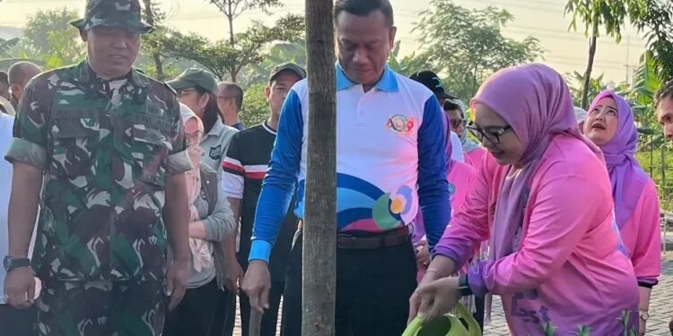 Walikota Jakarta Timur Tanam Pohon Ruang Terbuka Hijau