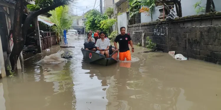 Berdasarkan data BNPB per Rabu (10/9) petang, banjir melanda enam kabupaten/kota, yakni Kota Denpasar, Kabupaten Jembrana, Gianyar, Klungkung, Badung, dan Tabanan. Banjir tersebut menelan sembilan orang tewas. Selain itu dicatat sebanyak 202 kepala keluarga (KK) atau 620 jiwa terdampak banjir akibat hujan deras yang mengguyur wilayah Bali sejak Selasa (9/9/2025)