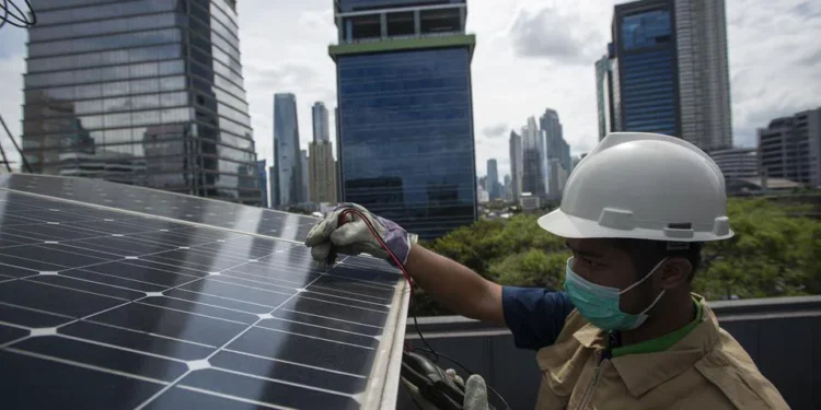 Pemerintah Janji Permudah Izin Pasang Panel Surya