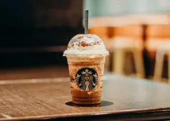 Demi Efisiensi, Starbucks Lakukan PHK Massal dan Penutupan Gerai