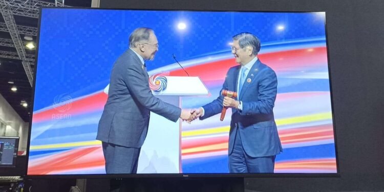 KTT ASEAN ke-47 Resmi Ditutup, Malaysia Serahkan Keketuaan kepada Filipina