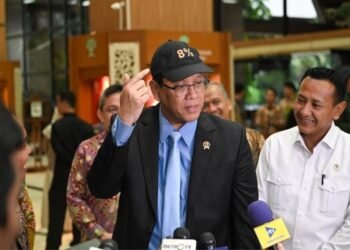 Menkeu Purbaya Kenakan Topi ‘8%’, Isyarat Optimisme Target Ekonomi Prabowo