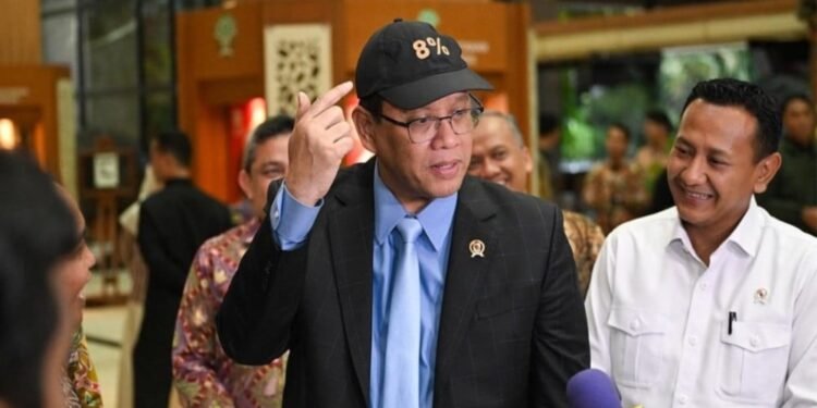 Menkeu Purbaya Kenakan Topi ‘8%’, Isyarat Optimisme Target Ekonomi Prabowo