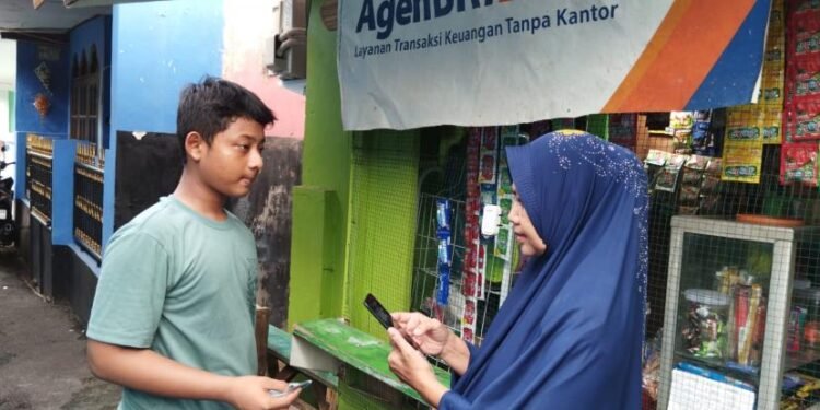 Pada saat ini, AgenBRILink menjadi bagian penting ekosistem inklusi keuangan nasional, termasuk di wilayah 3T. Fungsinya pun kian luas, mulai dari pembayaran tagihan, top-up BRIZZI, setoran pinjaman, hingga layanan asuransi mikro, tarik tunai luar negeri, pembelian voucher, dan tiket perjalanan.