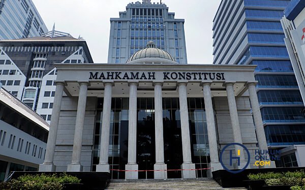 Dalam pertimbangannya, MK menilai para pemohon keliru menafsirkan frasa dalam Pasal 4 ayat (1) UU Pajak Penghasilan. Mahkamah menemukan tidak ada frasa “tunjangan dan uang pensiun” seperti yang digugat, melainkan dua istilah terpisah