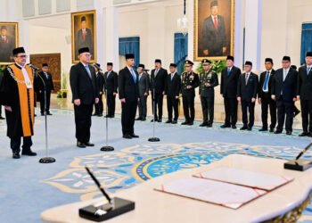 Prof. Dr. Arif Satria adalah Rektor IPB yang menjabat untuk periode kedua (2023-2028). Pria kelahiran 17 September 1971 ini merupakan Guru Besar Tetap di Fakultas Ekologi Manusia IPB. Ia dikenal sebagai ahli ekologi politik yang pemikirannya sering dirujuk dalam perumusan kebijakan nasional.