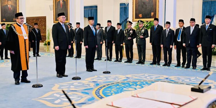 Prof. Dr. Arif Satria adalah Rektor IPB yang menjabat untuk periode kedua (2023-2028). Pria kelahiran 17 September 1971 ini merupakan Guru Besar Tetap di Fakultas Ekologi Manusia IPB. Ia dikenal sebagai ahli ekologi politik yang pemikirannya sering dirujuk dalam perumusan kebijakan nasional.