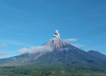 Status Gunung Semeru Naik Jadi ‘Awas’, Awan Panas Capai 14 Kilometer