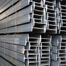 Menurut Harry, lonjakan impor baja dari Cina sesungguhnya didorong oleh disparitas harga akibat kebijakan subsidi di negara asal. Produk impor masuk ke pasar domestik dengan harga yang jauh lebih murah dibandingkan produk dalam negeri. Seperti contohnya, harga Hot Rolled Coil (HRC) Cina dicatat turun dari US$ 858 per ton pada 2022 menjadi sekitar US$ 549 per ton pada triwulan III 2025, mendorong lonjakan pangsa impor HRC dari 8% menjadi 32%.