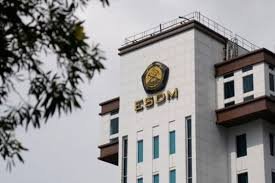 Menurut Jefri, lelang tersebut merupakan tindak lanjut amanat Pasal 199J Peraturan Pemerintah Nomor 39 Tahun 2025 tentang perubahan atas regulasi pelaksanaan usaha pertambangan mineral dan batubara. Ia menegaskan setiap temuan stockpile mineral, baik bauksit, batubara, maupun nikel, akan ditetapkan sebagai barang yang dikuasai negara untuk dilelang. Hasilnya akan masuk sebagai Penerimaan Negara Bukan Pajak (PNBP) sektor ESDM dengan potensi penerimaan lebih dari Rp 200 miliar.