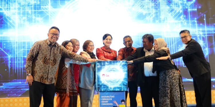 Menurut Friderica kembali, penguatan kerangka regulasi juga dilanjutkan melalui POJK 3/2023 mengenai peningkatan literasi dan inklusi keuangan. OJK menekankan kewajiban pelaku jasa keuangan menyediakan sarana literasi untuk penyandang disabilitas, sekaligus memastikan layanan fisik seperti ATM dan fasilitas prioritas dapat diakses secara setara.