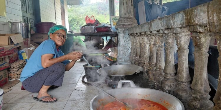 Kisah Tumiar, Korban Longsor di Tapanuli Utara yang Bangkit Jadi Relawan Dapur Umum