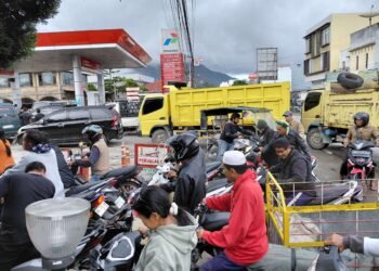 Warga Balige Keluhkan Kelangkaan BBM Imbas Longsor, Antrean SPBU Capai Satu Kilometer