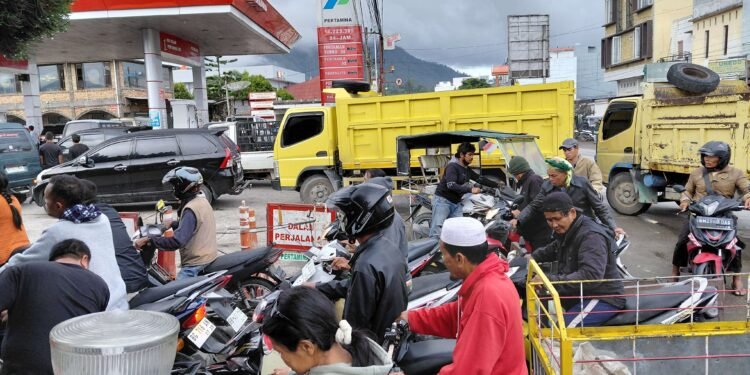 Warga Balige Keluhkan Kelangkaan BBM Imbas Longsor, Antrean SPBU Capai Satu Kilometer