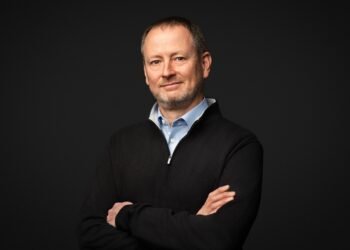 prediksi-outsystens-tren-ai-2026-shadow-ai-agentik-bisnis