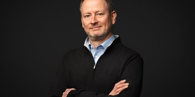 prediksi-outsystens-tren-ai-2026-shadow-ai-agentik-bisnis