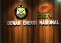 Adapun para anggota DEN tersebut adalah sebagai berikut. Pertama. Johni Jonatan Numberi dari akademisi. Kedua. Mohammad Fadhil Hasan dari akademisi. Ketiga. Satya Widya Yudha dari industri. Keempat. Sripeni Inten Cahyani dari unsur Industri. Kelima. Unggul Priyanto dari unsur Teknologi. Keenam. Saleh Abdurrahman dari unsur Lingkungan Hidup. Ketujuh. Muhammad Kholid Syeirazi dari unsur Konsumen. Kedelapan. Surono dari unsur Konsumen