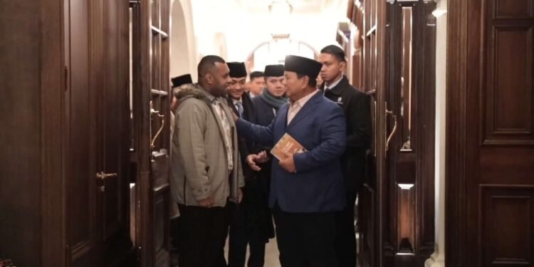 Mahasiswa Papua Serahkan Buku Perdamaian ke Prabowo di London