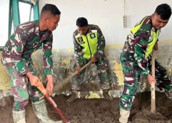 TNI Bersihkan Polindes dan Sekolah di Aceh Utara Pascabanjir