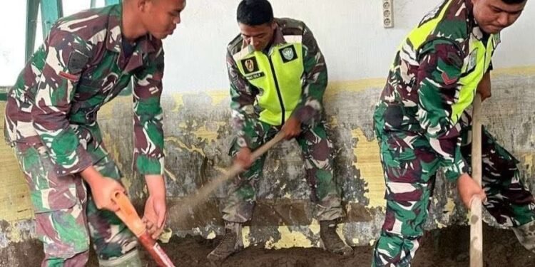 TNI Bersihkan Polindes dan Sekolah di Aceh Utara Pascabanjir