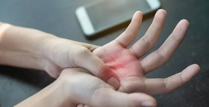 Kram tangan saat menggunakan HP - Ist